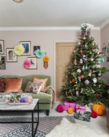 Sapin de Noël décoré de couleurs vives dans un salon féminin