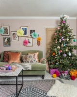 Sapin de Noël décoré de couleurs vives dans le salon