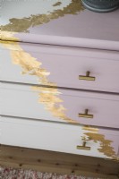 Détail de la commode peinte et décorée à la feuille d'or