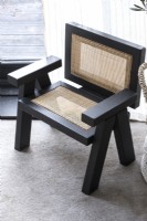 Détail du fauteuil en bois noir avec panneaux de jute