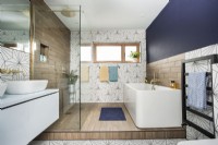 Salle de bain moderne avec carreaux de sol et de mur à motifs