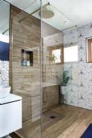Cabine de douche moderne dans une salle de bain contemporaine