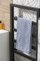Serviette à motifs sur radiateur sèche-serviettes noir moderne - salle de bain détail