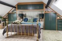 Chambre à coucher moderne avec armoires encastrées autour d'une alcôve pour lit