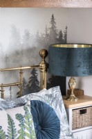 Lampe en velours bleu foncé sur table de chevet - détail du mobilier de chambre