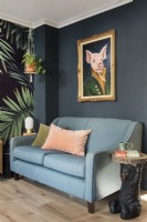 Peinture originale de portrait de cochon au-dessus du canapé dans le salon coloré
