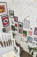 Affichage des peintures encadrées sur le mur de l'escalier