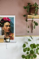 Détail des plantes d'intérieur et peinture de Frida Kahlo