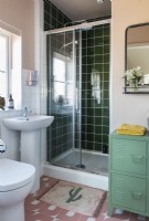 Salle de bains moderne - carrelage vert dans la cabine de douche