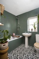 Carrelage noir et blanc dans une salle de bains moderne carrelée de vert