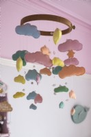 Mobile nuage en tissu coloré dans la chambre des enfants - détail