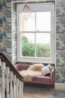 Petit canapé causeuse dans la fenêtre de l'escalier