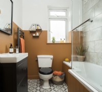 Salle de bain moderne avec des murs peints en brun moutarde
