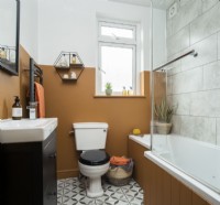 Salle de bain moderne aux murs peints en marron moutarde