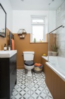 Salle de bain moderne peinte en marron moutarde