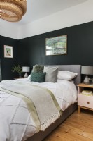 Chambre à coucher moderne avec des murs peints en vert foncé