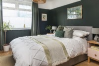 Chambre à coucher moderne avec des murs peints en vert foncé