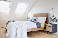Chambre à coucher contemporaine de conversion d'espace de grenier
