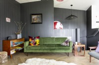Canapé vert dans un salon moderne gris