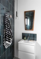 Salle de bain blanche contemporaine avec carrelage gris et miroir vintage