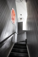 Voir l'escalier contemporain avec des escaliers et des murs peints en gris