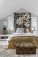Chambre à coucher avec grand tableau floral