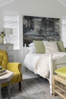 Chambre à coucher avec fauteuil en velours jaune