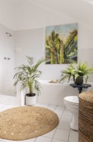 Salle de bain avec peinture et plantes