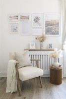 Chaise dans un salon moderne avec des œuvres d'art de style salon devant un radiateur avec un couvercle à lattes