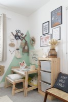 Coin de chambre d'enfant avec bureau et tabouret en bois