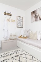 Chambre à coucher avec lit de jour intégré et crochets muraux