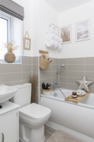 Salle de bain moderne et compacte avec crédence en carrelage gris