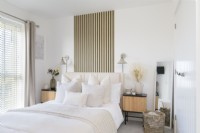 Chambre à coucher moderne avec papier peint effet bois à lattes