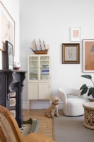 Salon avec mobilier moderne et cheminée victorienne