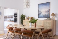 Salle à manger avec buffet moderne, table et chaises en cuir