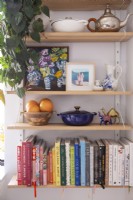 Accessoires et livres de cuisine sur les étagères de la cuisine