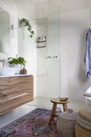 Salle de bain avec douche et vanité en bois