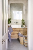 Salle de bain moderne avec vanité en bois