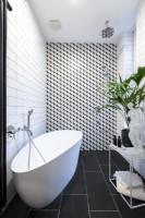 Salle de bain noir et blanc avec vue sur la baignoire autoportante