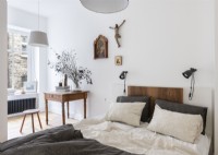 Chambre minimaliste inspirée d'une cellule de monastère