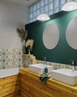 Salle de bain avec mur végétalisé et double vasque