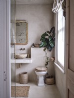 Salle de bains en plâtre neutre