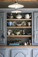 Commode en bois peint gris avec vaisselle et accessoires vintage