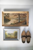 Tableaux vintage et chaussures en bois sur mur - détail