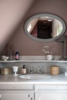 Meuble vasque vintage et miroir dans la salle de bain - détail