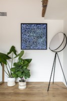 Œuvres d'art modernes, lampadaire et plantes d'intérieur