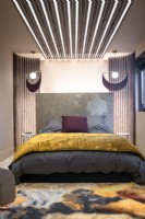 Tapis à motifs et design d'éclairage moderne dans une chambre contemporaine
