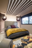 Chambre à coucher contemporaine avec un design d'éclairage moderne
