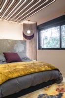 Chambre à coucher contemporaine avec un design d'éclairage inhabituel