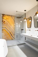 Panneau décoratif en verre marbré dans une cabine de douche dans une salle de bains moderne